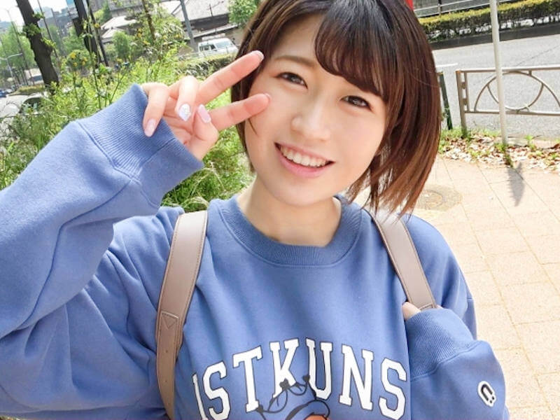 色白でデカ乳輪な巨乳女子大生のAV