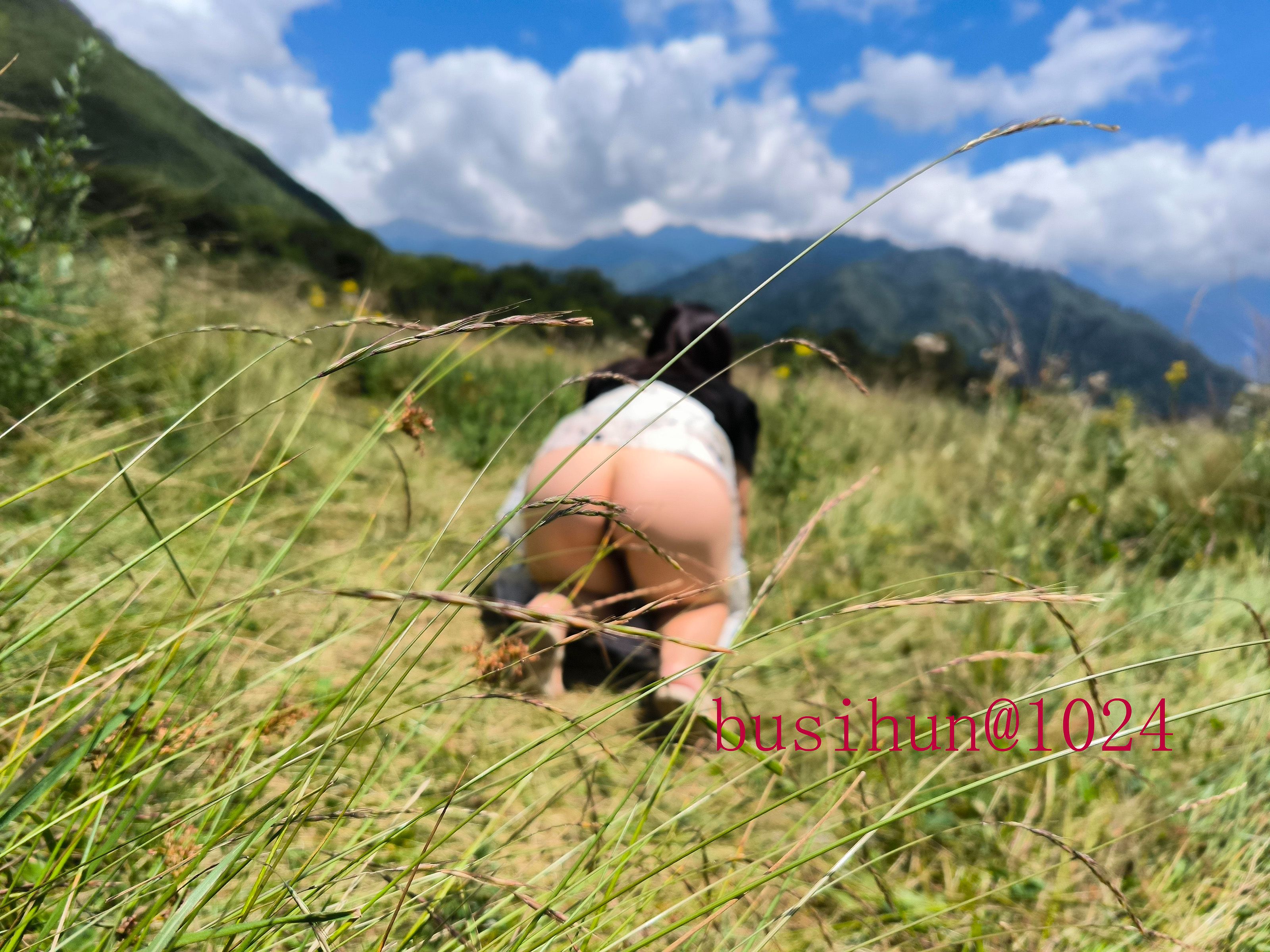 [原创]草甸美景中美人露出[24P]