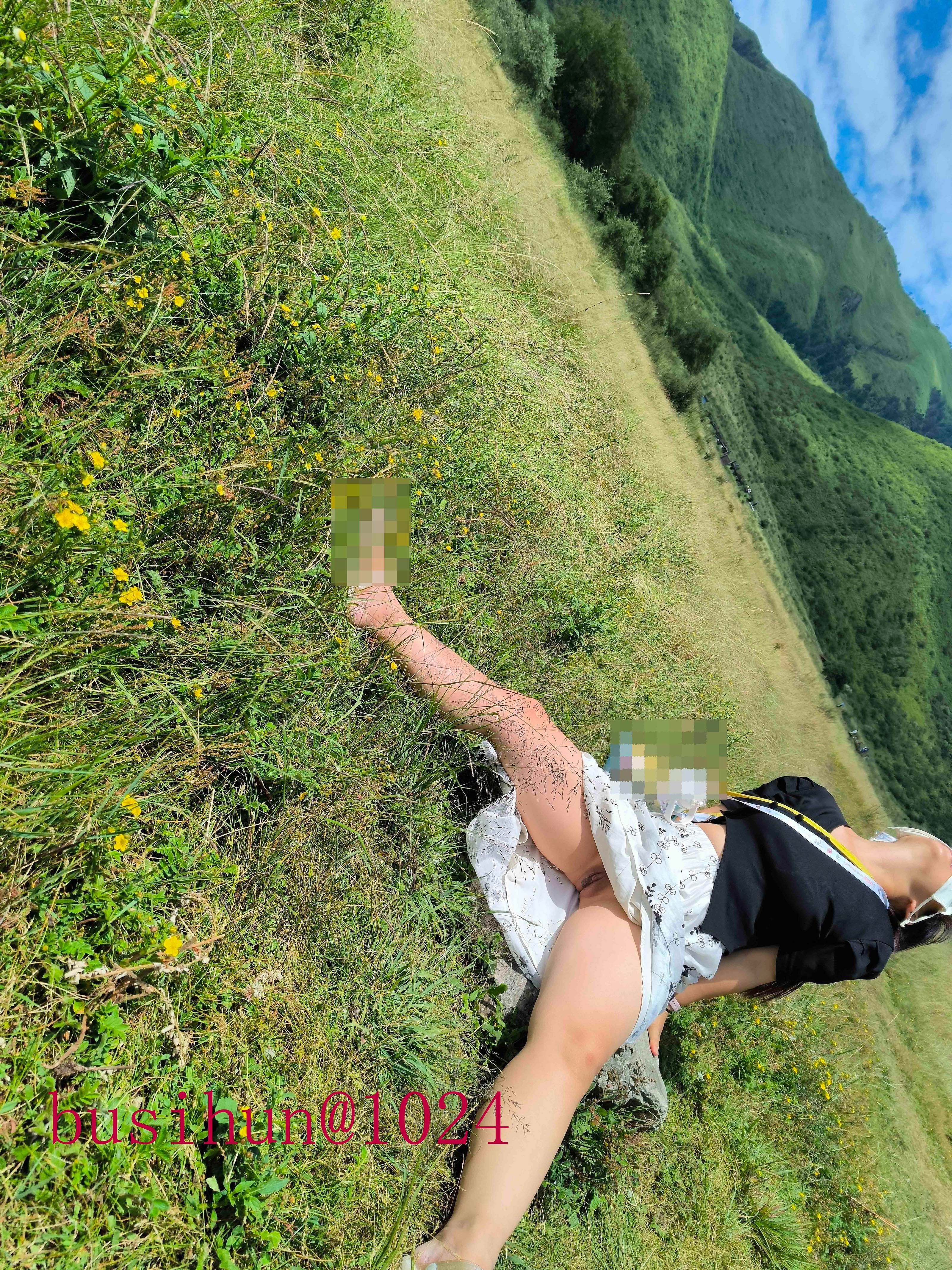 [原创]草甸美景中美人露出[24P]