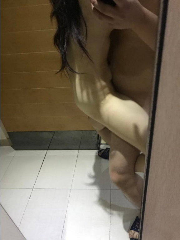 第一次參加夫妻活動，抱著人妻在浴室大干[10P]