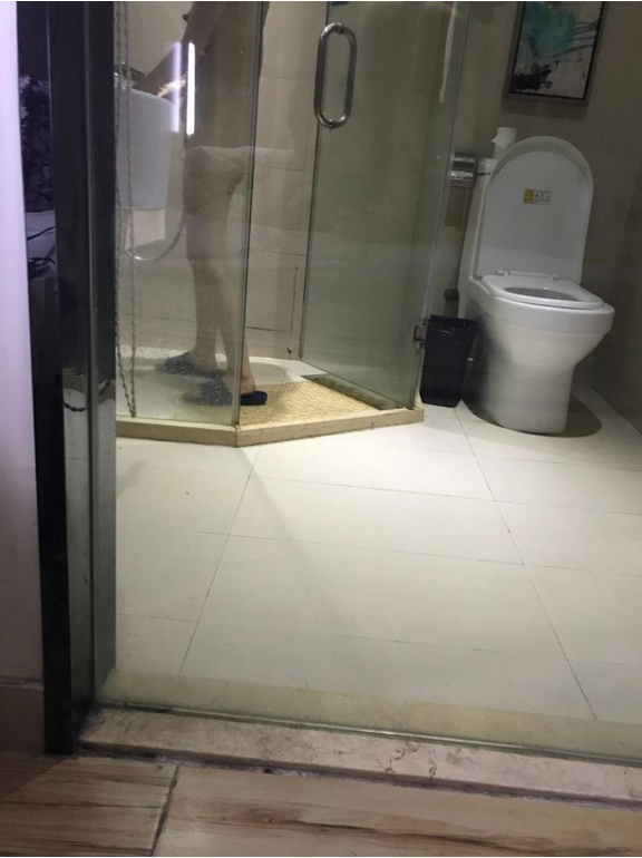 第一次參加夫妻活動，抱著人妻在浴室大干[10P]