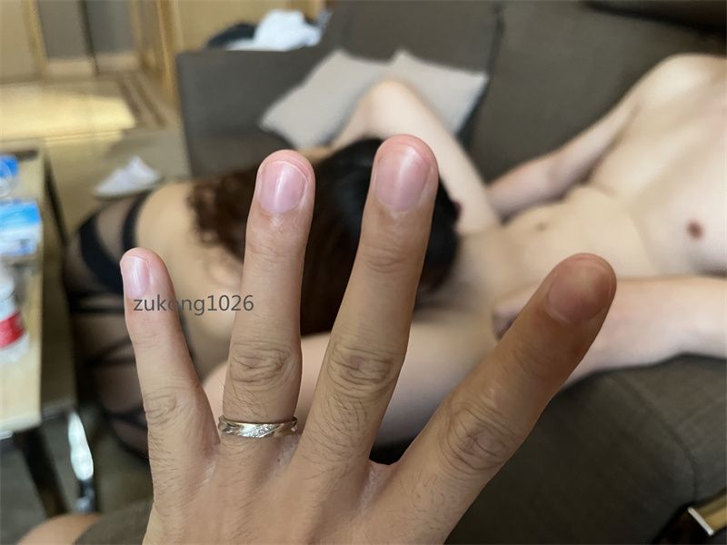 [原创][足控淫妻社]廣東佛山群內人妻初嘗SM 與兩年前約過的大叔再續前緣不口嗨誠交附近同好線下夫妻 [24P]