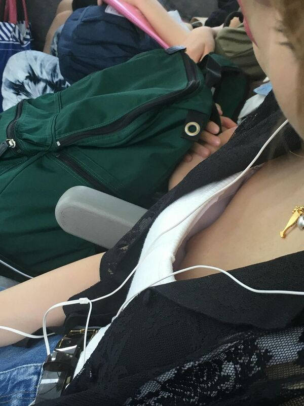 無乳 胸チラ エロ画像 【2】