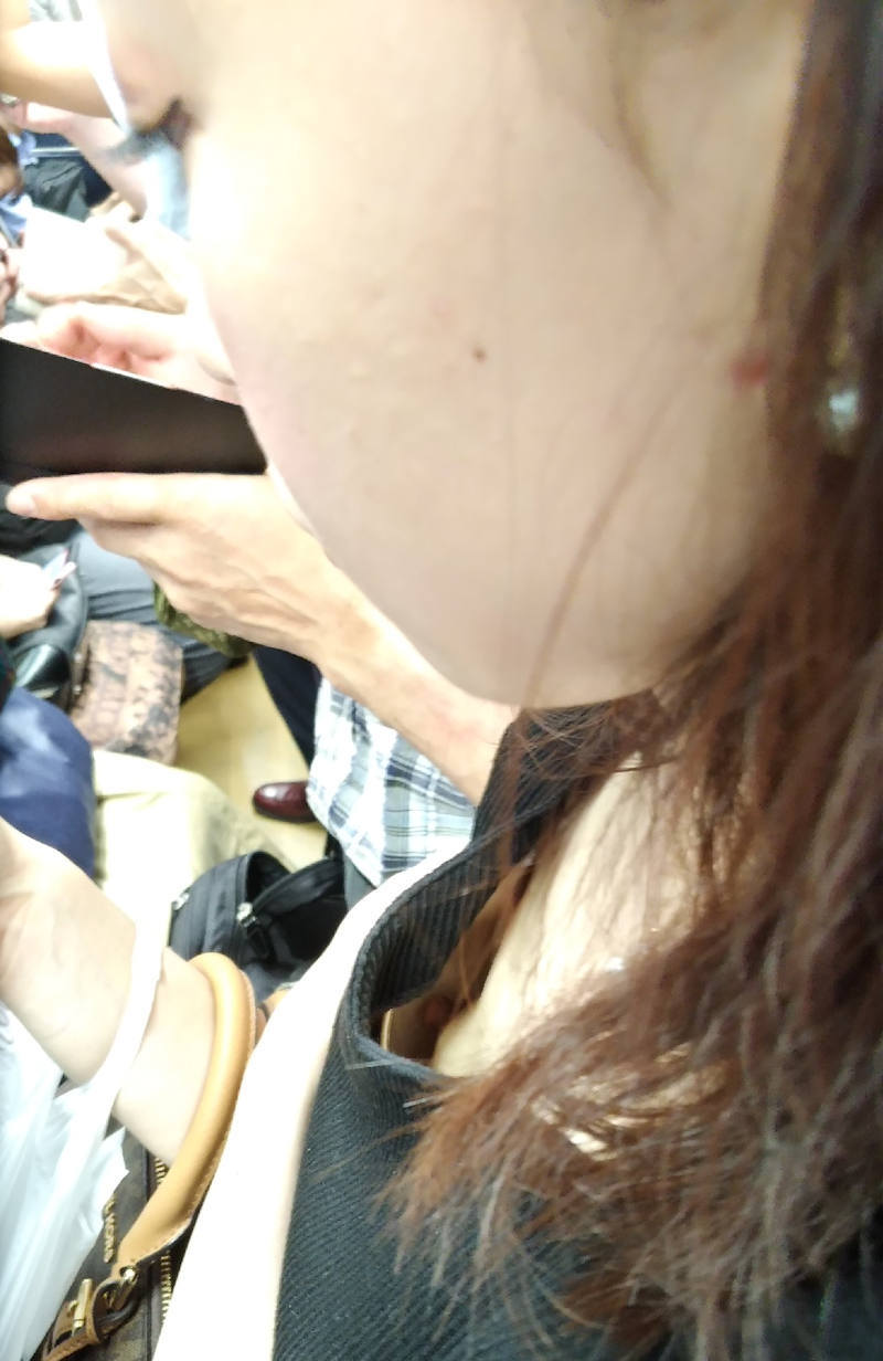 無乳 胸チラ エロ画像 【4】