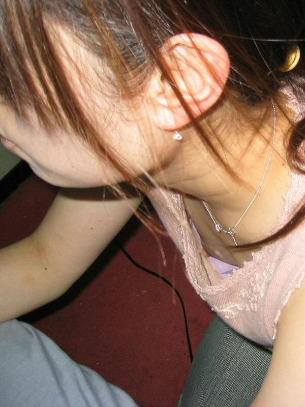 無乳 胸チラ エロ画像 【3】