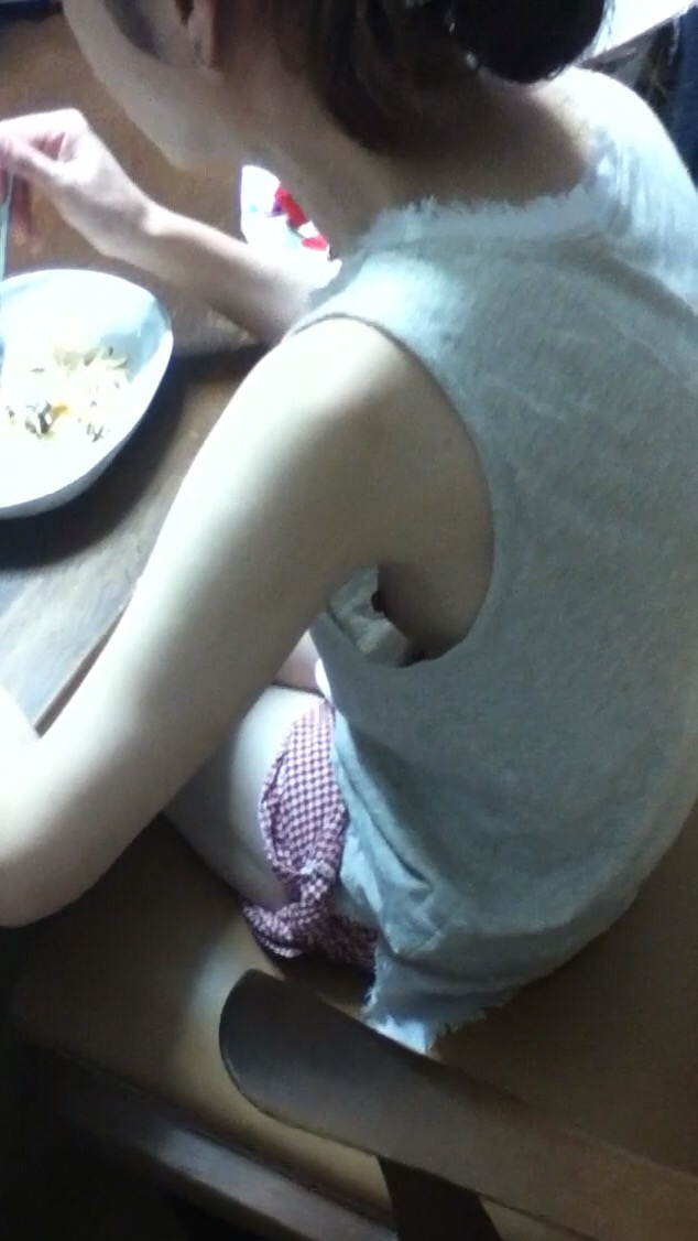 無乳 胸チラ エロ画像 【11】