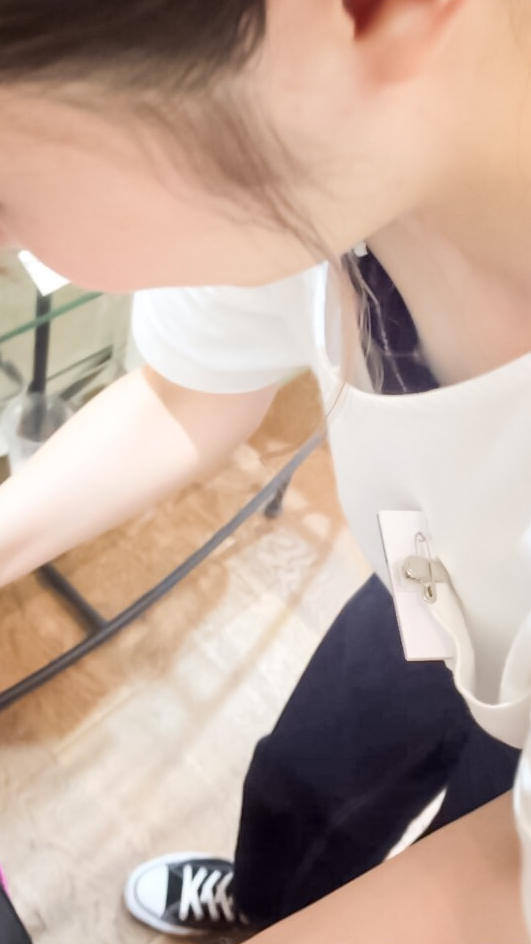 無乳 胸チラ エロ画像 【14】