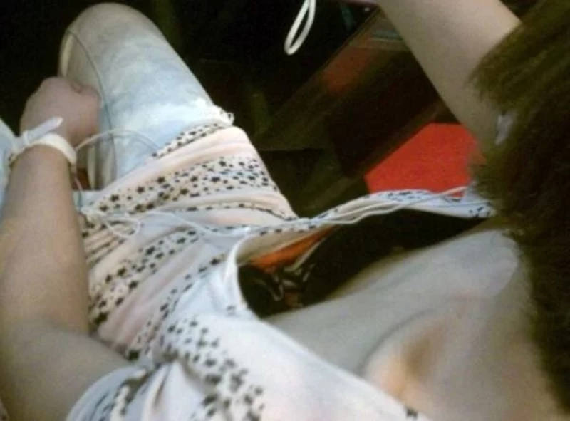 無乳 胸チラ エロ画像 【16】