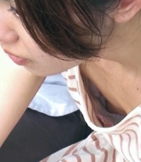 無乳 胸チラ エロ画像 【17】