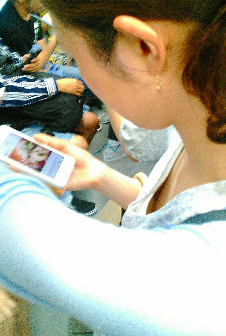 無乳 胸チラ エロ画像 【18】