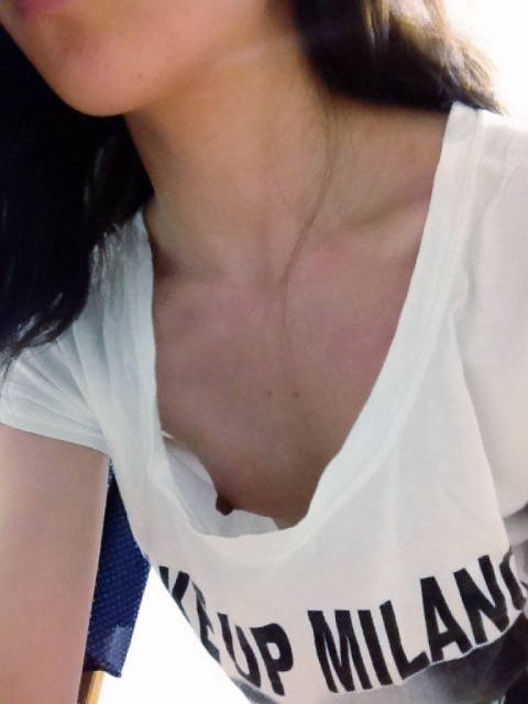 無乳 胸チラ エロ画像 【21】