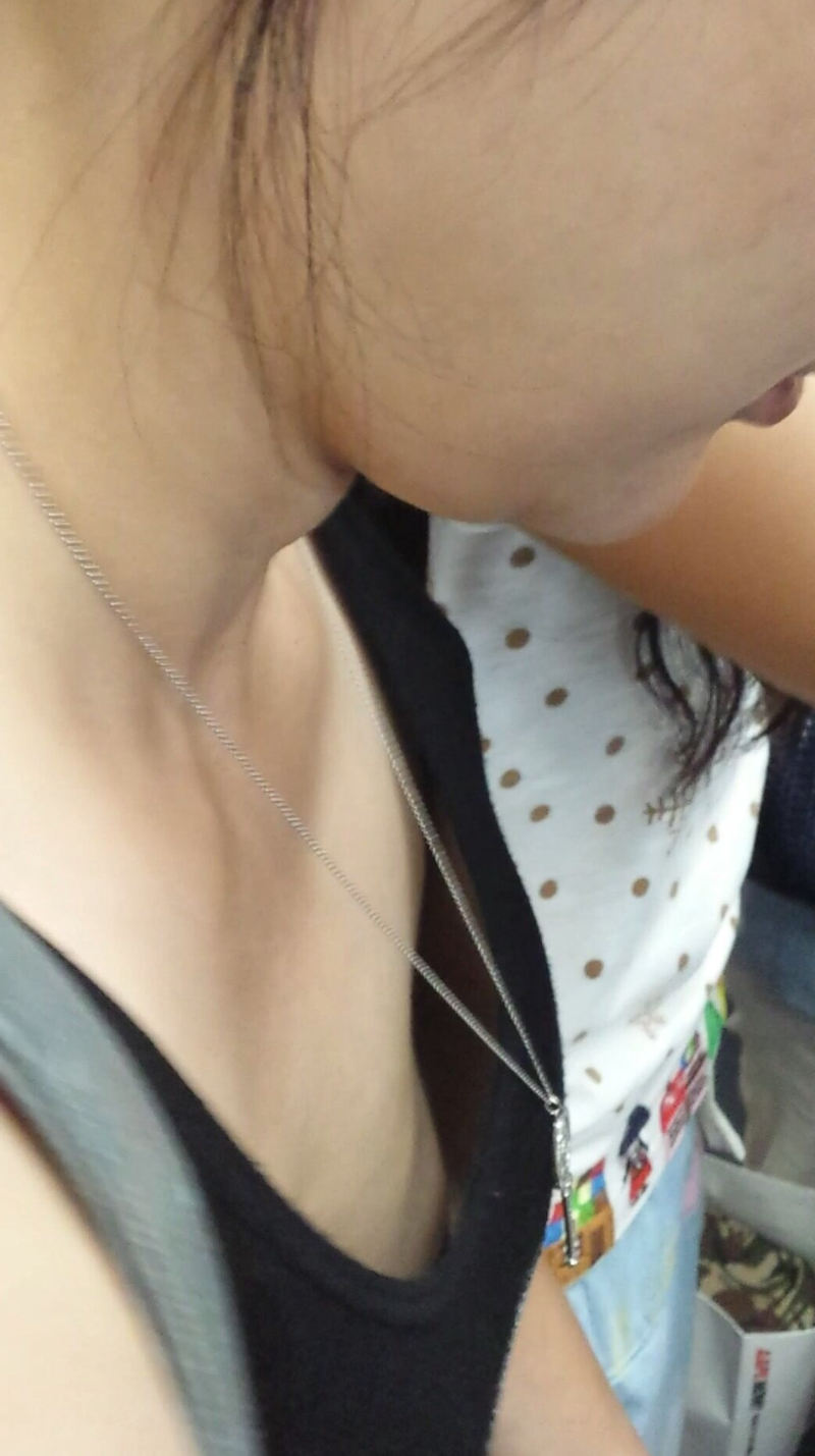 無乳 胸チラ エロ画像 【22】