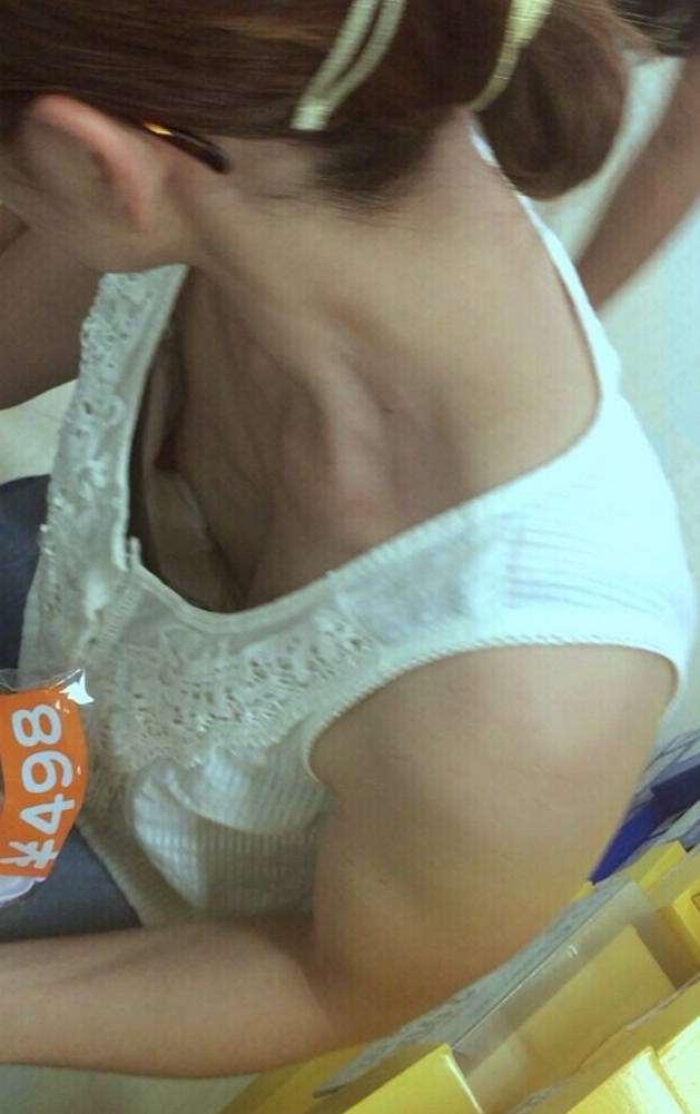 無乳 胸チラ エロ画像 【24】