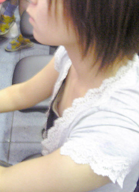 無乳 胸チラ エロ画像 【25】