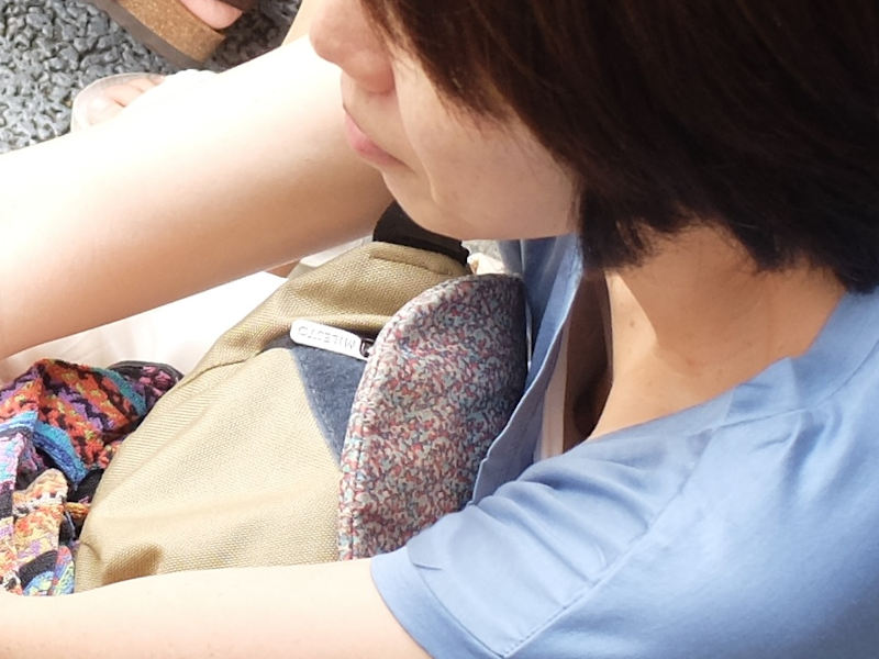 無乳 胸チラ エロ画像 【26】