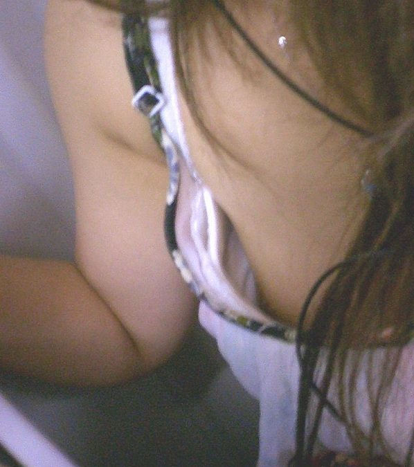 無乳 胸チラ エロ画像 【27】