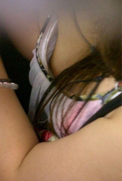 無乳 胸チラ エロ画像 【28】