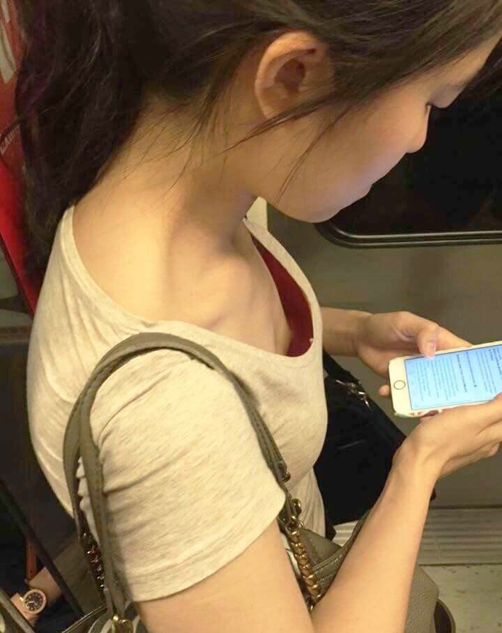 無乳 胸チラ エロ画像 【30】