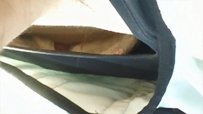 無乳 胸チラ エロ画像 【36】