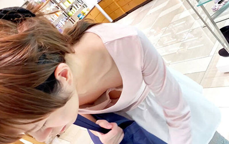 無乳 胸チラ エロ画像 【42】