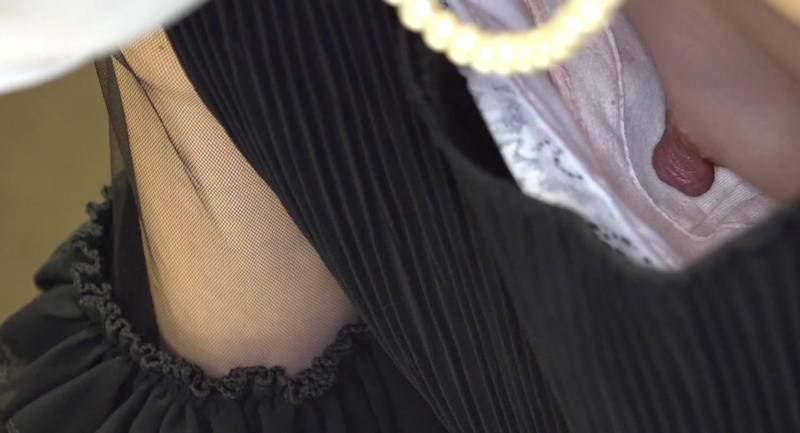 無乳 胸チラ エロ画像 【45】