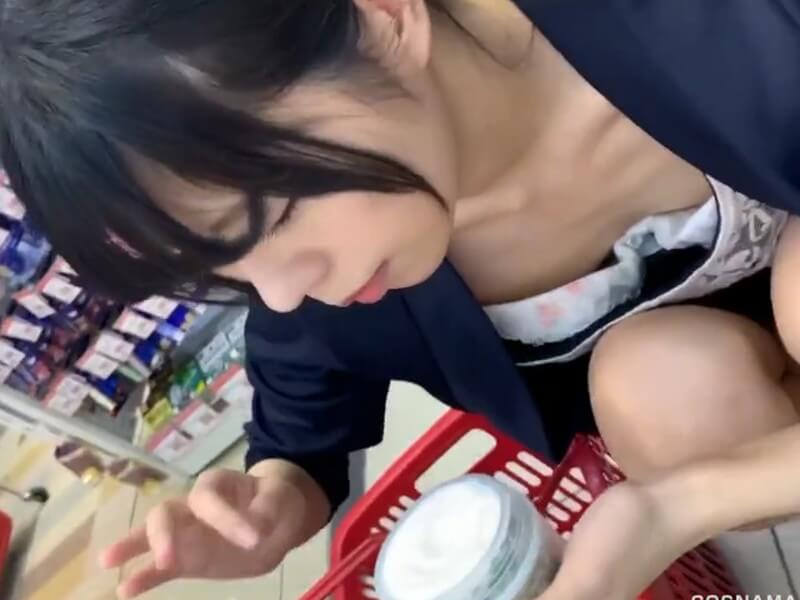 無乳 胸チラ エロ画像 【49】