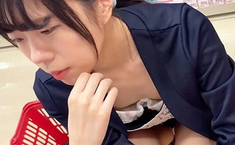 無乳 胸チラ エロ画像 【51】