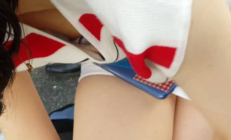 無乳 胸チラ エロ画像 【62】