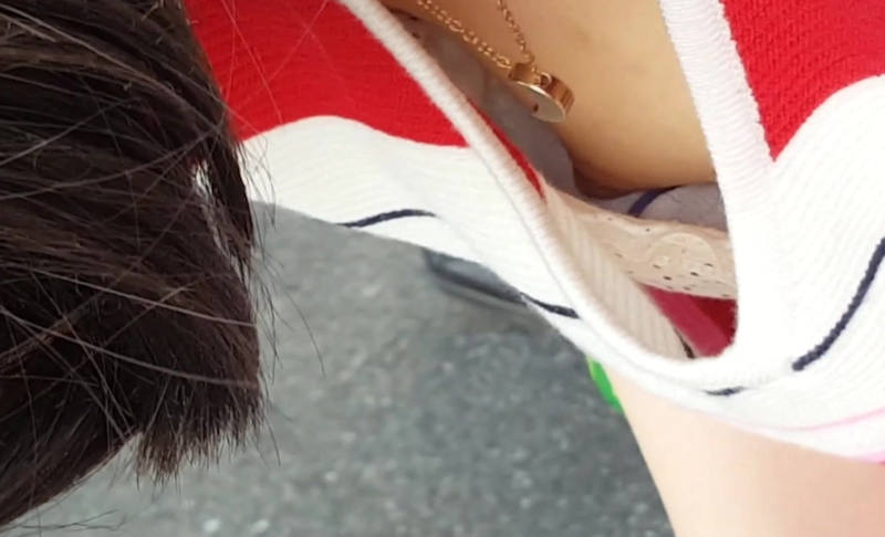 無乳 胸チラ エロ画像 【64】