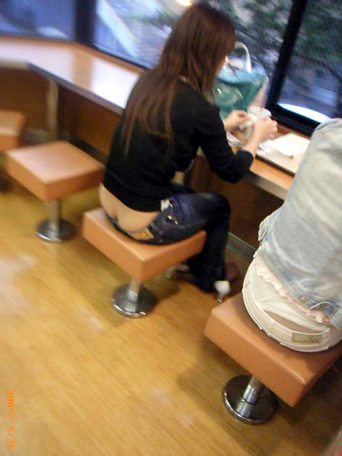 半ケツ 街撮り 尻チラ ローライズ エロ画像 【22】