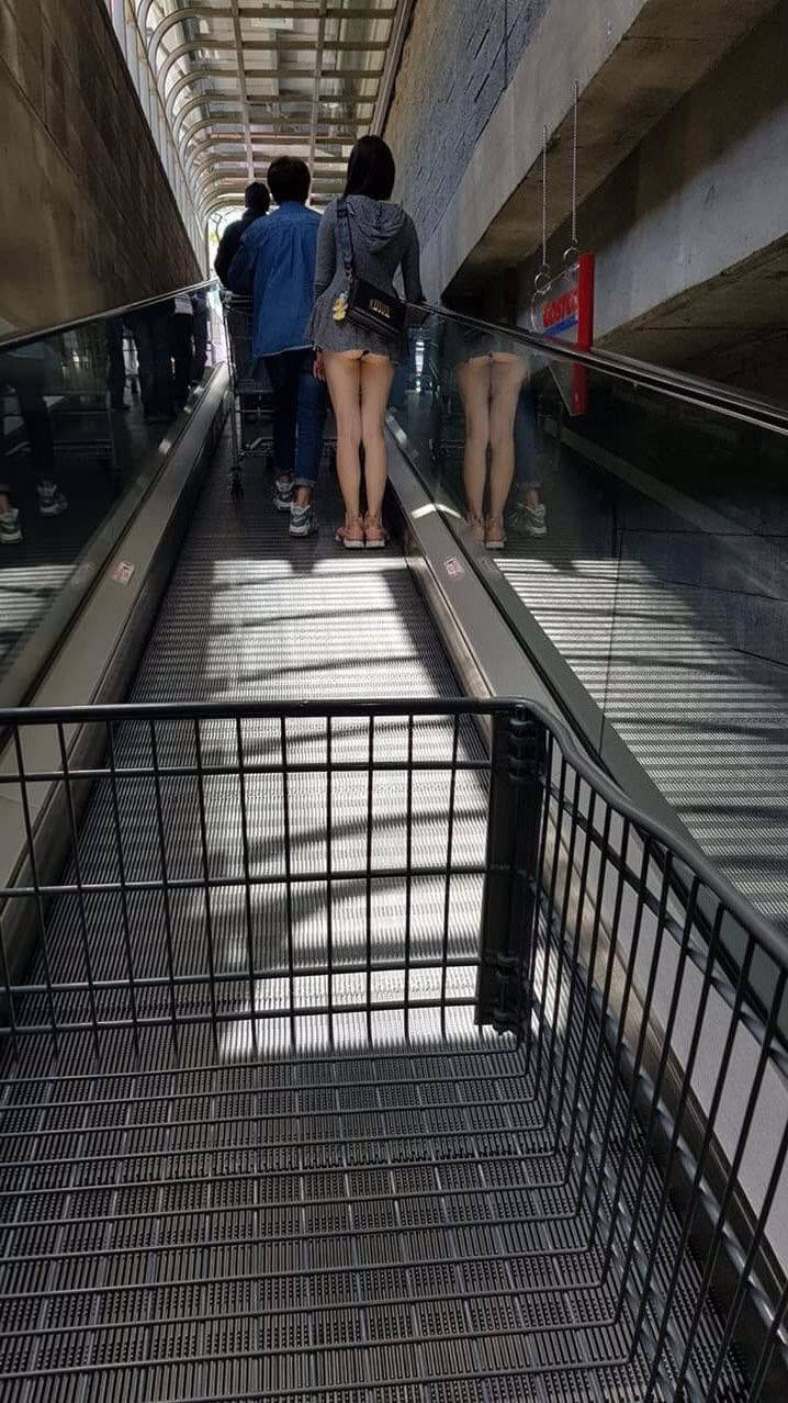 半ケツ 街撮り 尻チラ ミニスカ エロ画像 【48】