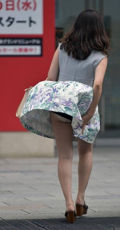 お尻 スカート 押さえる エロ画像 【8】