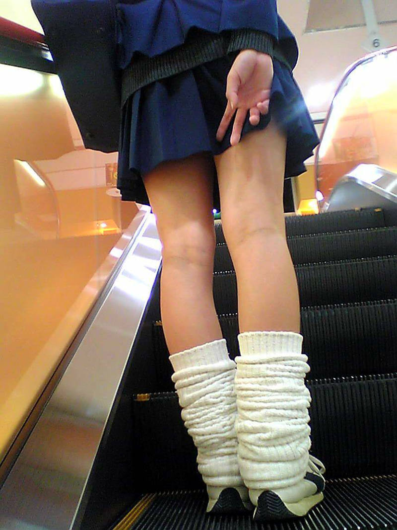 お尻 スカート 押さえる エロ画像 【19】