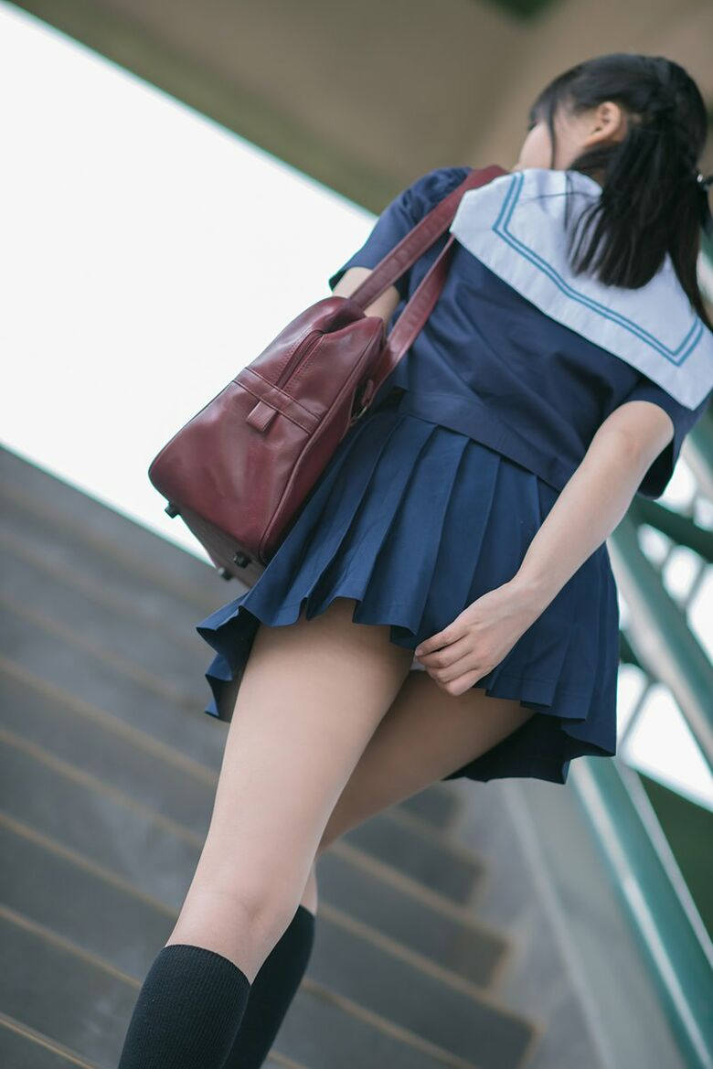 お尻 スカート 押さえる エロ画像 【21】