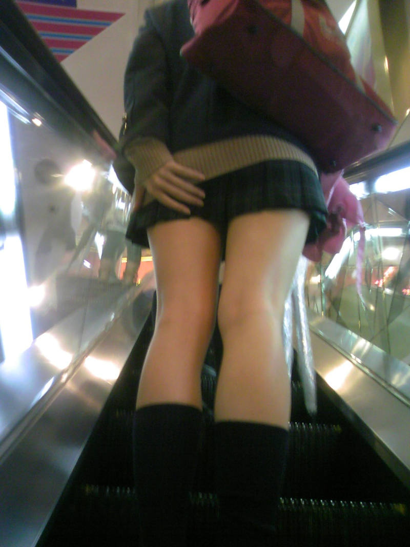 お尻 スカート 押さえる エロ画像 【24】