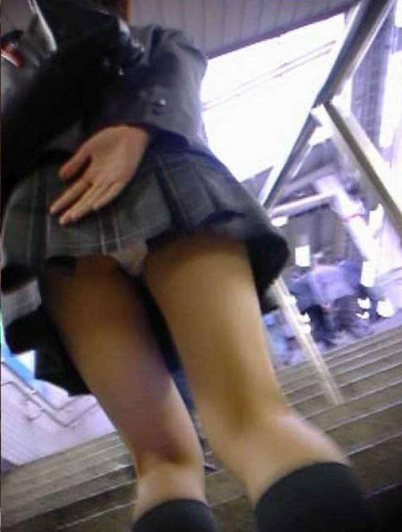 お尻 スカート 押さえる エロ画像 【33】