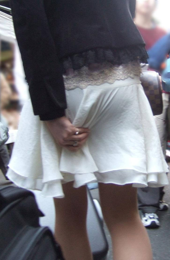 お尻 スカート 押さえる エロ画像 【38】