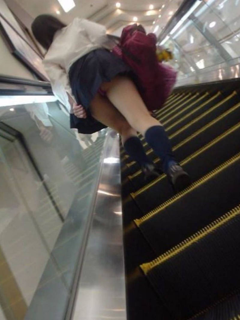 お尻 スカート 押さえる エロ画像 【44】