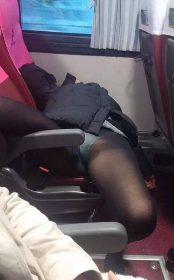 寝る パンチラ エロ画像 【9】