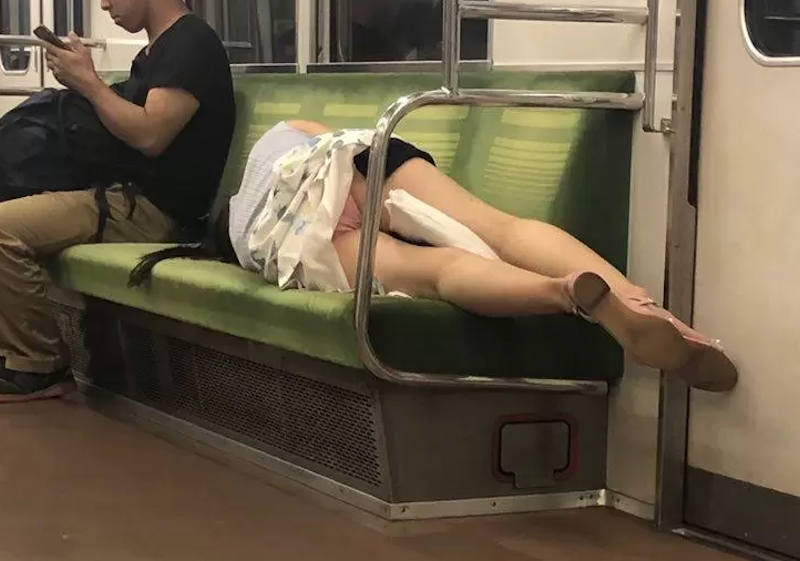 寝る パンチラ エロ画像 【24】