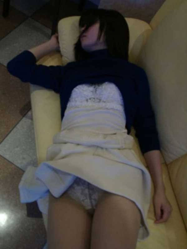 寝る パンチラ エロ画像 【22】