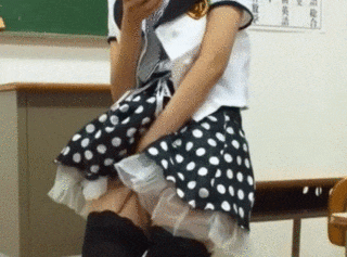 スカート たくし上げ パンチラ GIF エロ画像 【10】