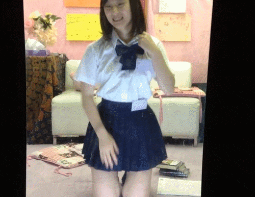 スカート たくし上げ パンチラ GIF エロ画像 【27】