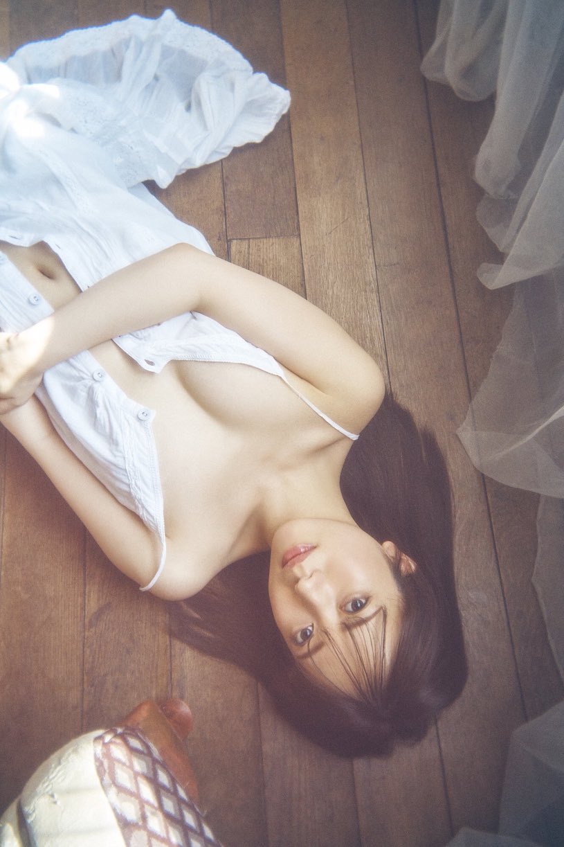 「知名女團偶像」宣布下海，寫真集「超兇美乳曲線」辣翻網友！