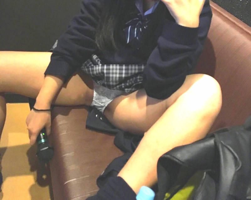 制服 パンチラ エロ画像 【17】