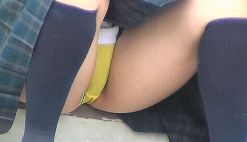 制服 パンチラ エロ画像 【25】