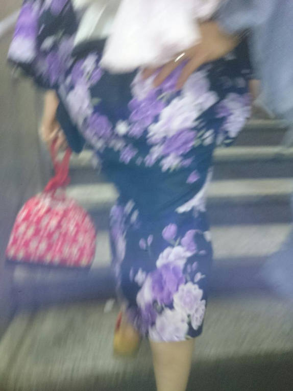 彼女 お尻 触る カップル 街撮り エロ画像 【2】