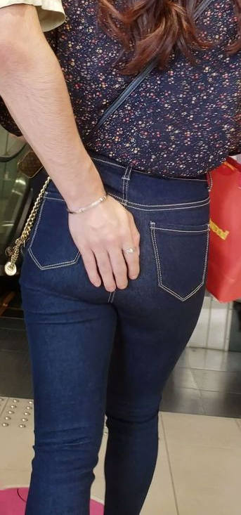 彼女 お尻 触る カップル 街撮り エロ画像 【1】