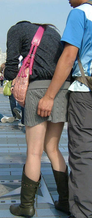 彼女 お尻 触る カップル 街撮り エロ画像 【6】