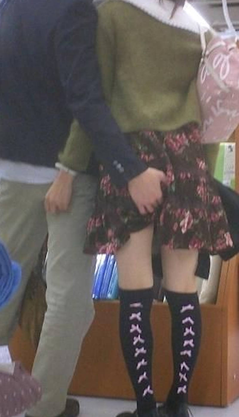 彼女 お尻 触る カップル 街撮り エロ画像 【10】